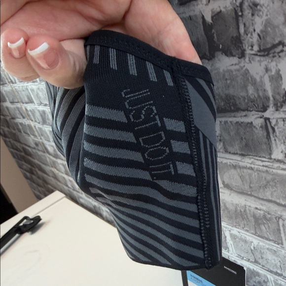 NWT Black and Gray Nike Women's Sports Bra - Picture 3 of 7